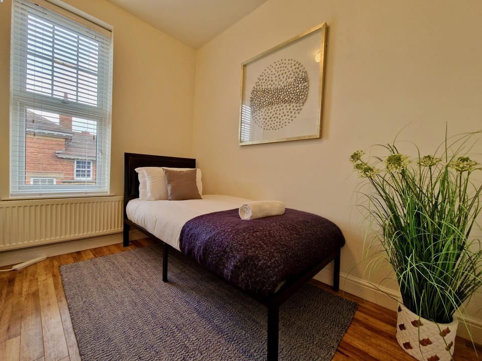 Spacious Luxury Serviced Apartment next to City Centre with Free Parking - Contractors & Relocators Apartment in Coventry
