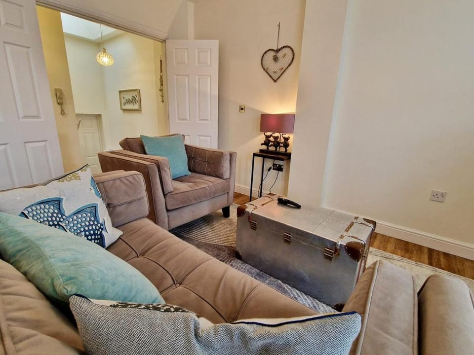 Spacious Spacious Serviced Apartment next to City Centre with Free Parking - Contractors & Relocators Apartment in Coventry