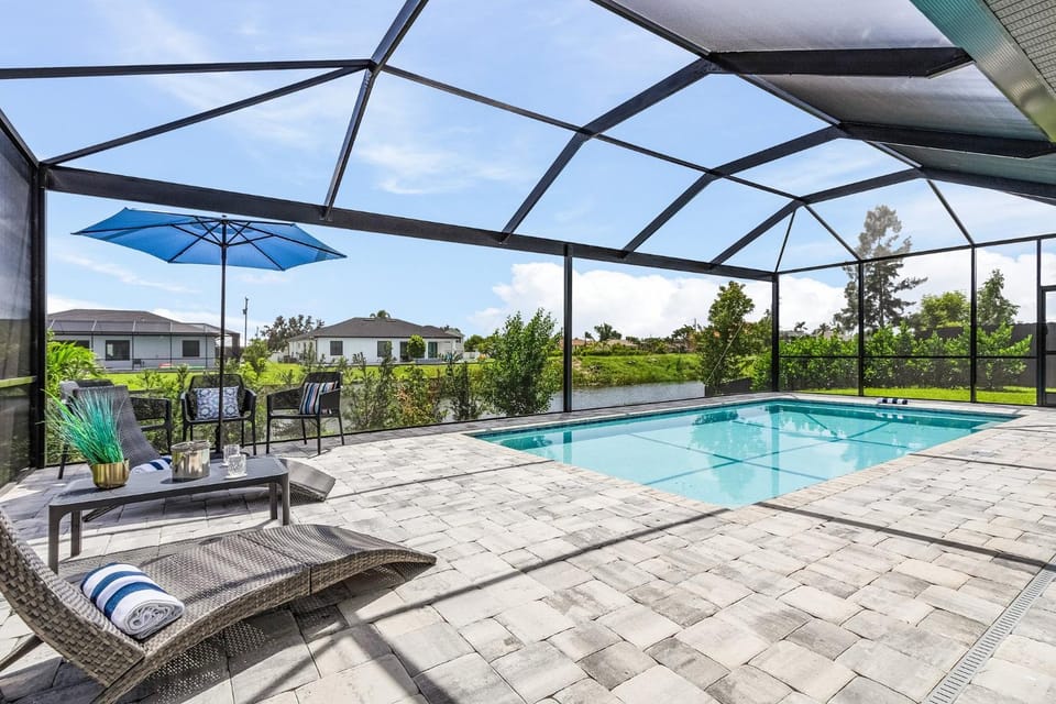 Beautiful spacious new home on a salt water canal, sleep 10 House in Cape Coral