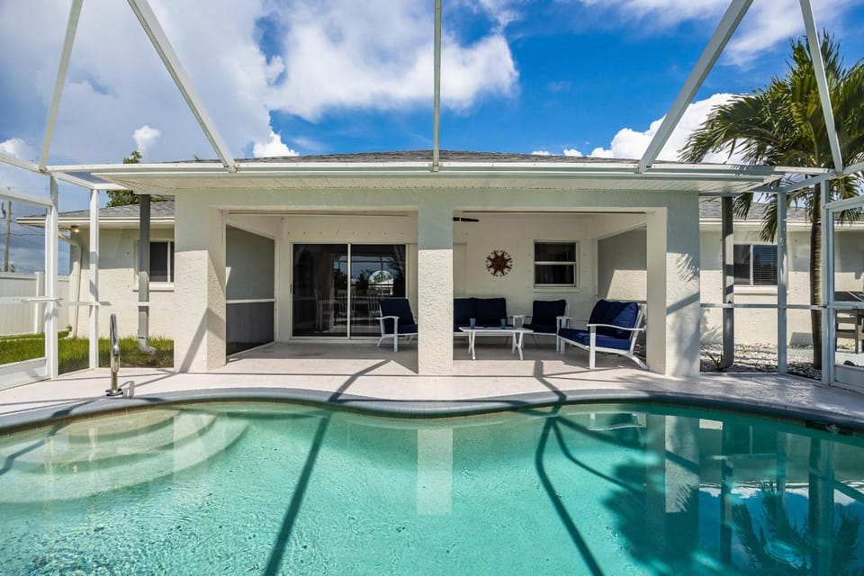 Heated Pool, Waterfront, Quiet, restaurants, beaches, sleeps 6-Villa Cape Haven House in Cape Coral