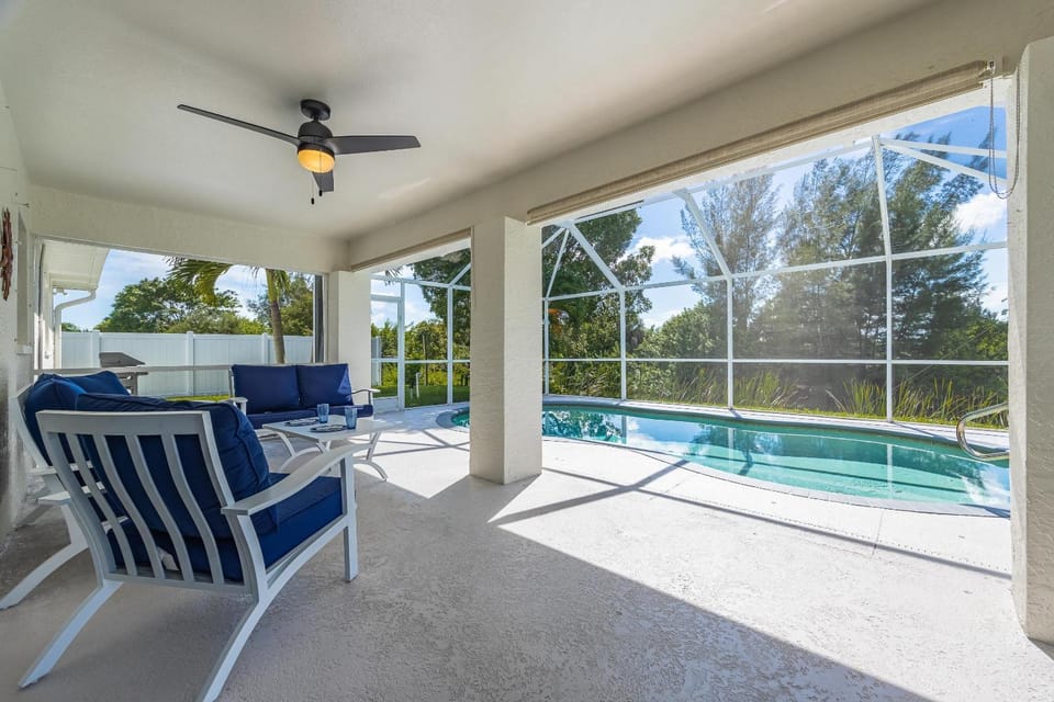 Heated Pool, Waterfront, Quiet, restaurants, beaches, sleeps 6-Villa Cape Haven House in Cape Coral