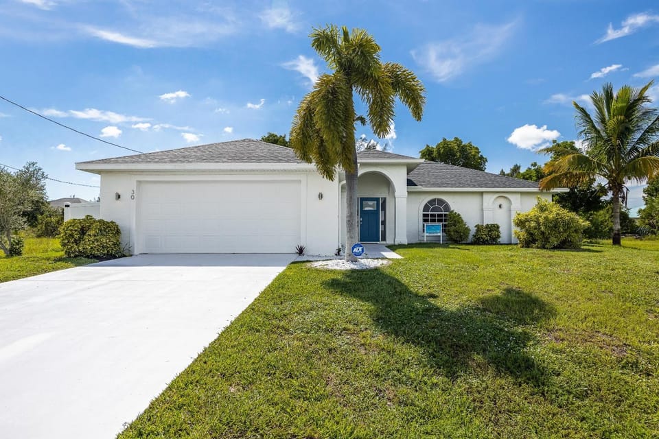 Heated Pool, Waterfront, Quiet, restaurants, beaches, sleeps 6-Villa Cape Haven House in Cape Coral