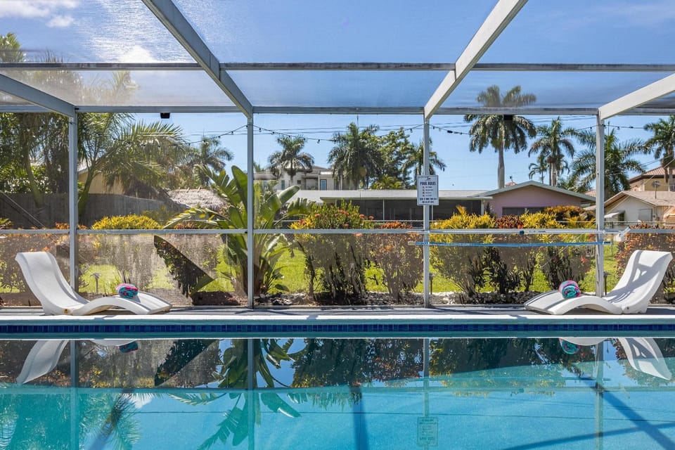 Fun, Relaxation, POOL, spacious, Sleeps 12- Villa Sea Crest Cottage House in Cape Coral