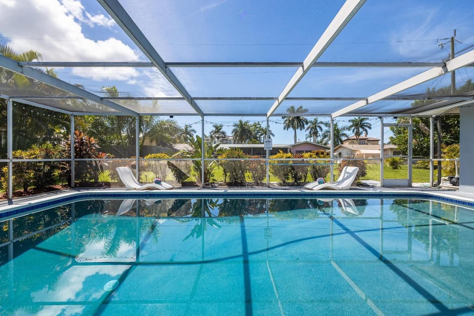 Fun, Relaxation, POOL, spacious, Sleeps 12- Villa Sea Crest Cottage House in Cape Coral