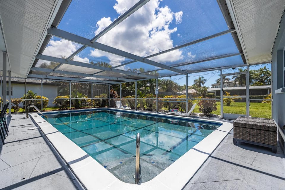 Fun, Relaxation, POOL, spacious, Sleeps 12- Villa Sea Crest Cottage House in Cape Coral