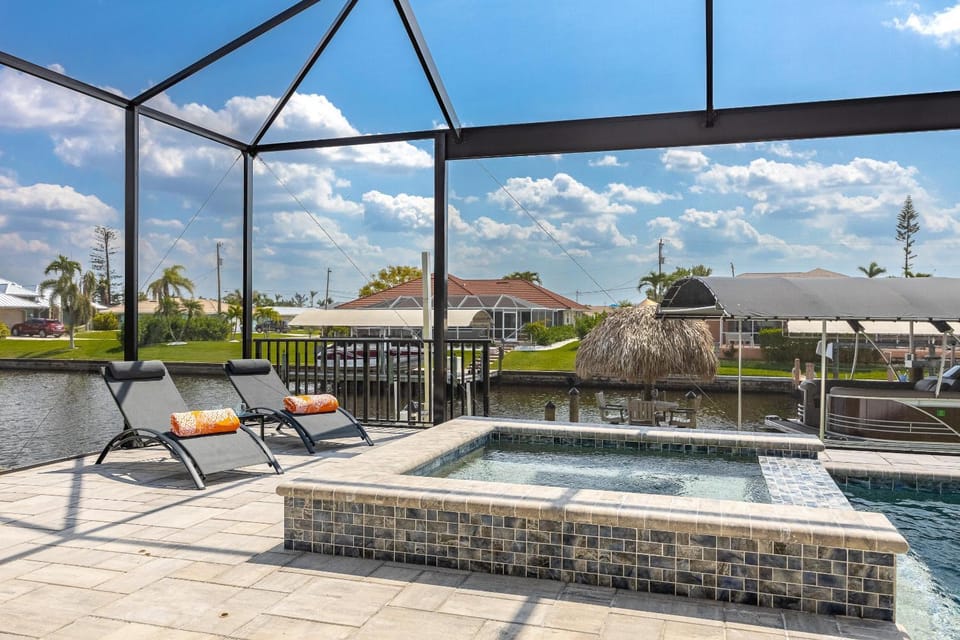 New Home, Pool, Tiki Hut, Sleeps 8 - Villa Cielo Sur House in Cape Coral