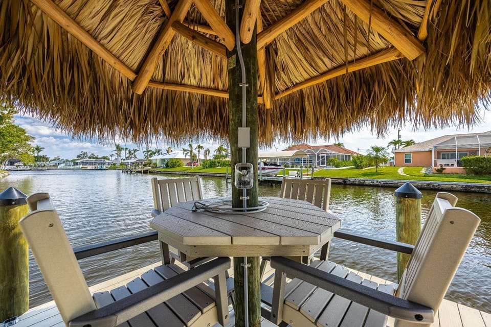 New Home, Pool, Tiki Hut, Sleeps 8 - Villa Cielo Sur House in Cape Coral