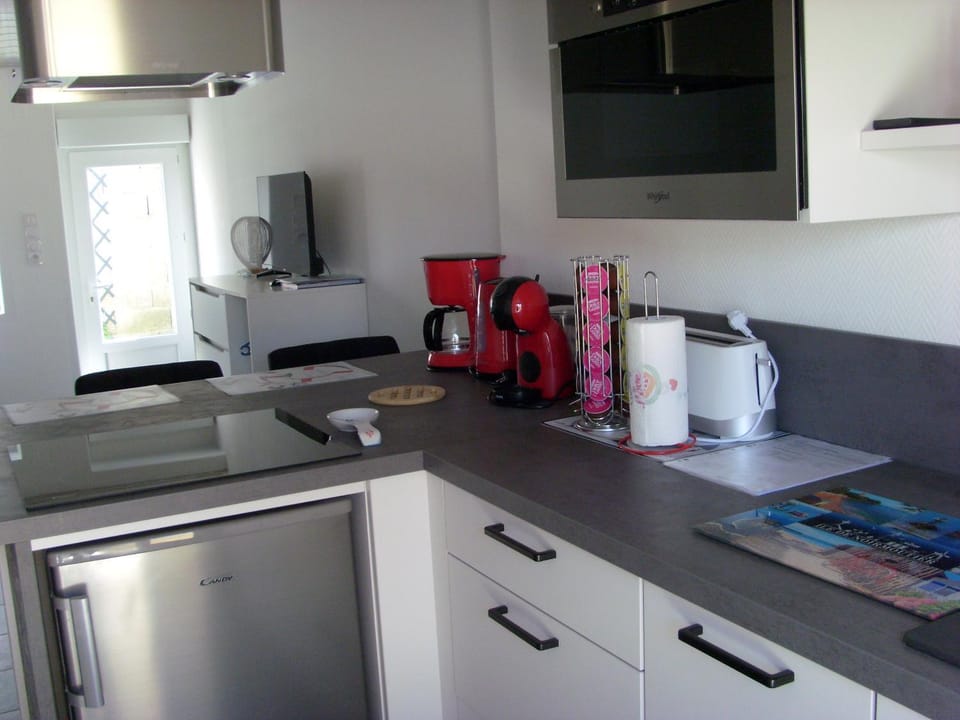 Coffee/tea facilities, Kitchen or kitchenette, minibar, stove, toaster