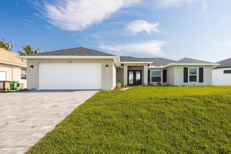 The Charm of a sand castle, creative & artisitc, Waterfront - Villa Sand Castle - Roelens Vacations House in Cape Coral