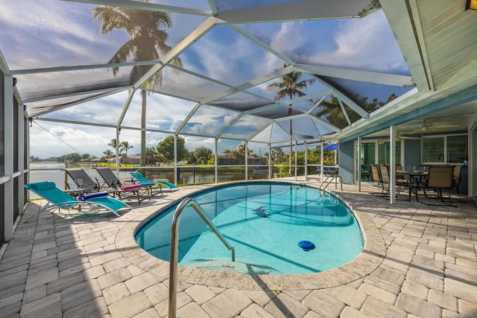 Pet Friendly, Lake view, Game Room - Villa Coral Palace - Roelens Vacations House in Cape Coral