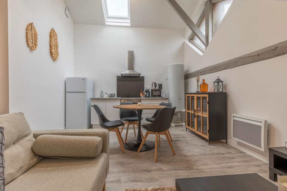 Kitchen or kitchenette, Living room, Seating area, Dining area, minibar, pet friendly