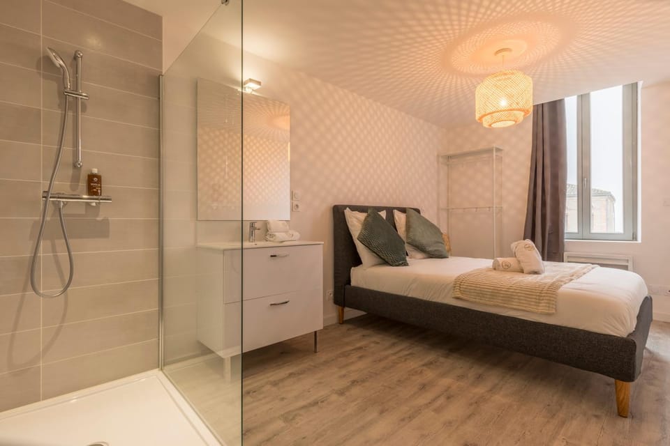 Shower, Bed, Bathroom, Photo of the whole room, Bedroom, towels