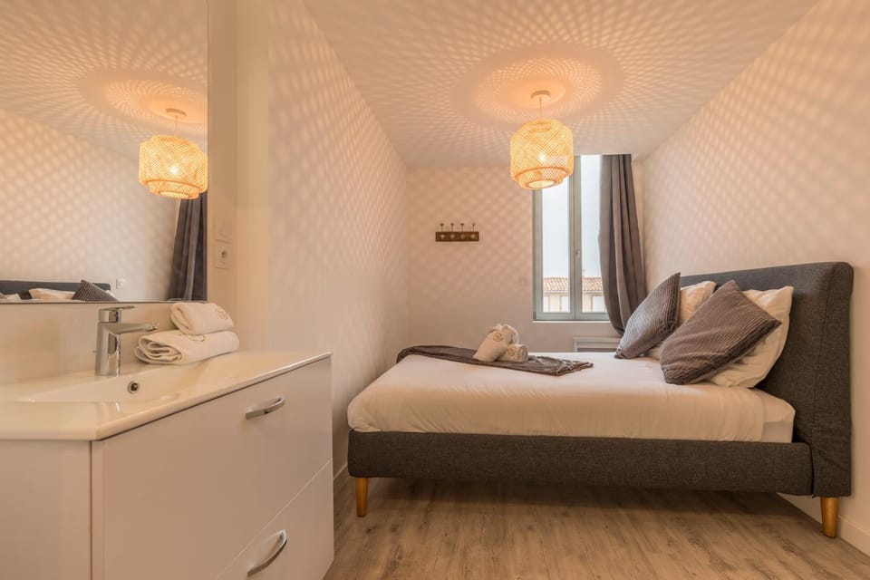 Bed, Bathroom, Photo of the whole room, Bedroom, towels