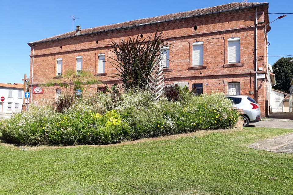 Property building, Spring, Day, Natural landscape, Garden, Garden view, Location, Parking