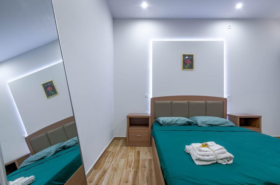 Bed, Bedroom, towels