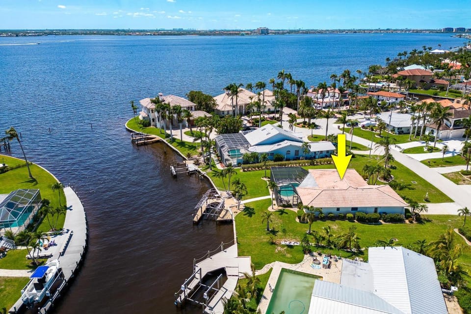Amazing Water View with heated salt water pool - Villa Riverside - Roelens Vacations House in Cape Coral