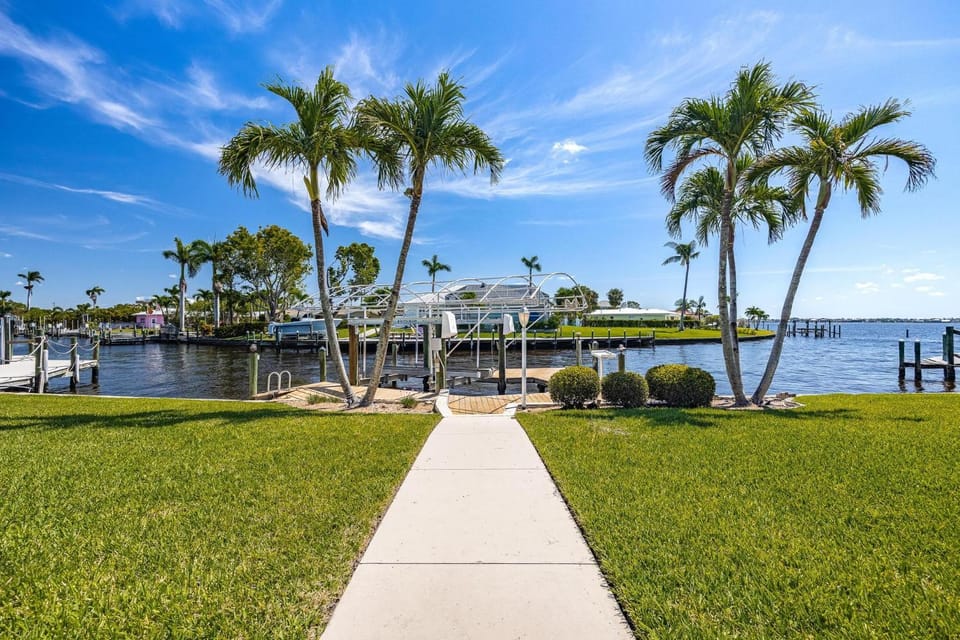 Amazing Water View with heated salt water pool - Villa Riverside - Roelens Vacations House in Cape Coral