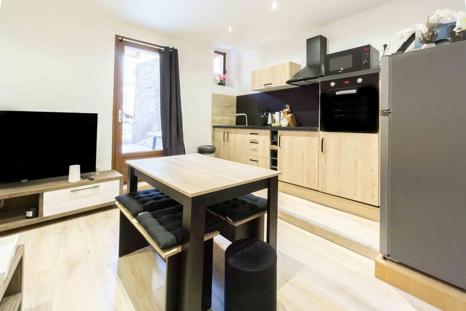 Property building, Kitchen or kitchenette, Living room