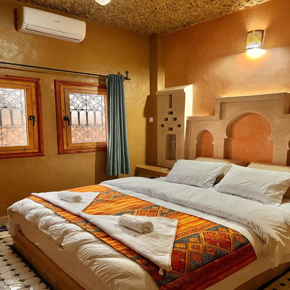 Bed, Photo of the whole room, towels, air conditioner