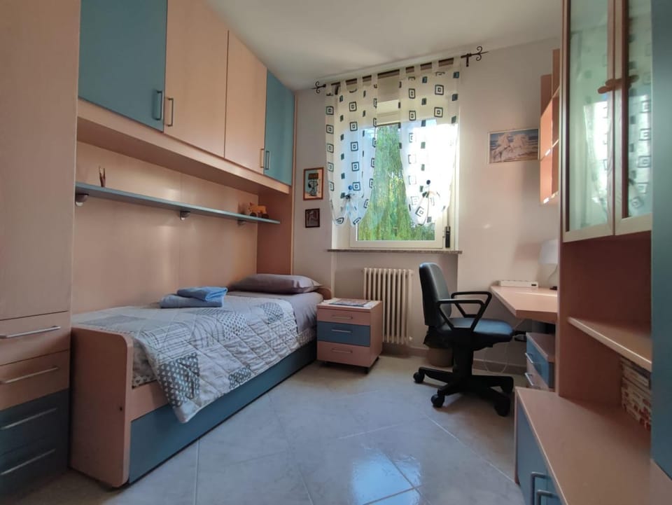 Bed, Photo of the whole room, Seating area, Bedroom, hair dresser