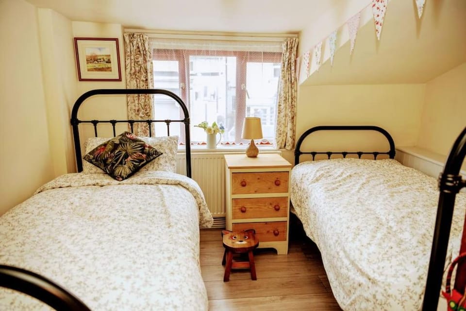 Spacious Charming Cottage near Lake and Sea House in England