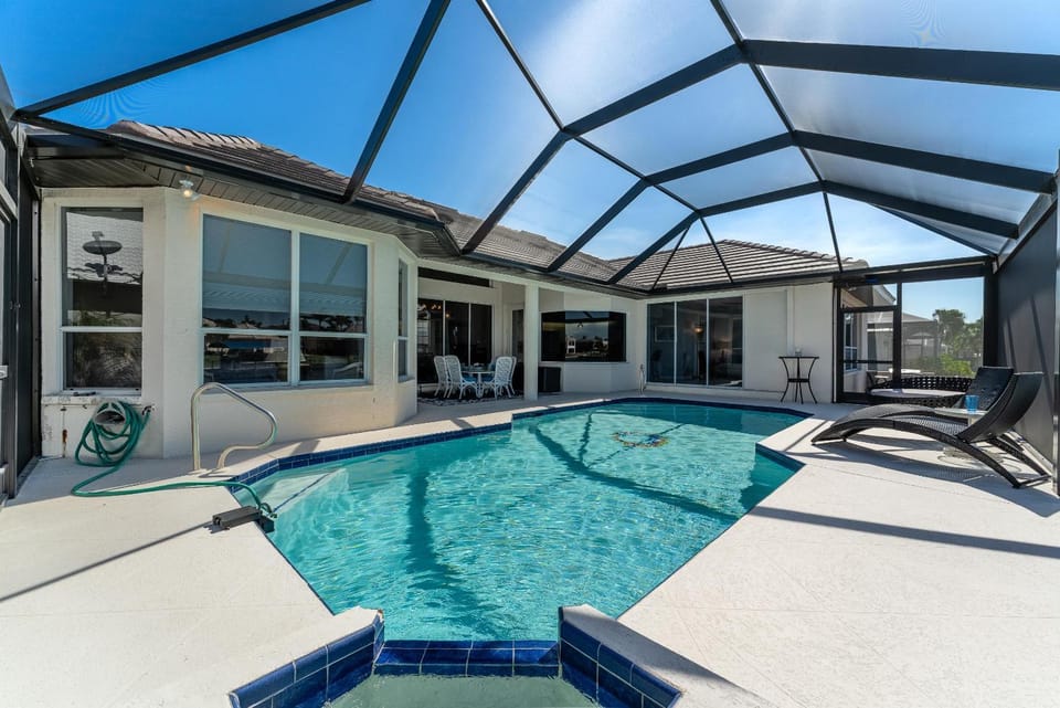 Waterfront, Canal, Heated Pool, Sleeps 8 - Villa I'm Hooked - Roelens Vacations House in Cape Coral