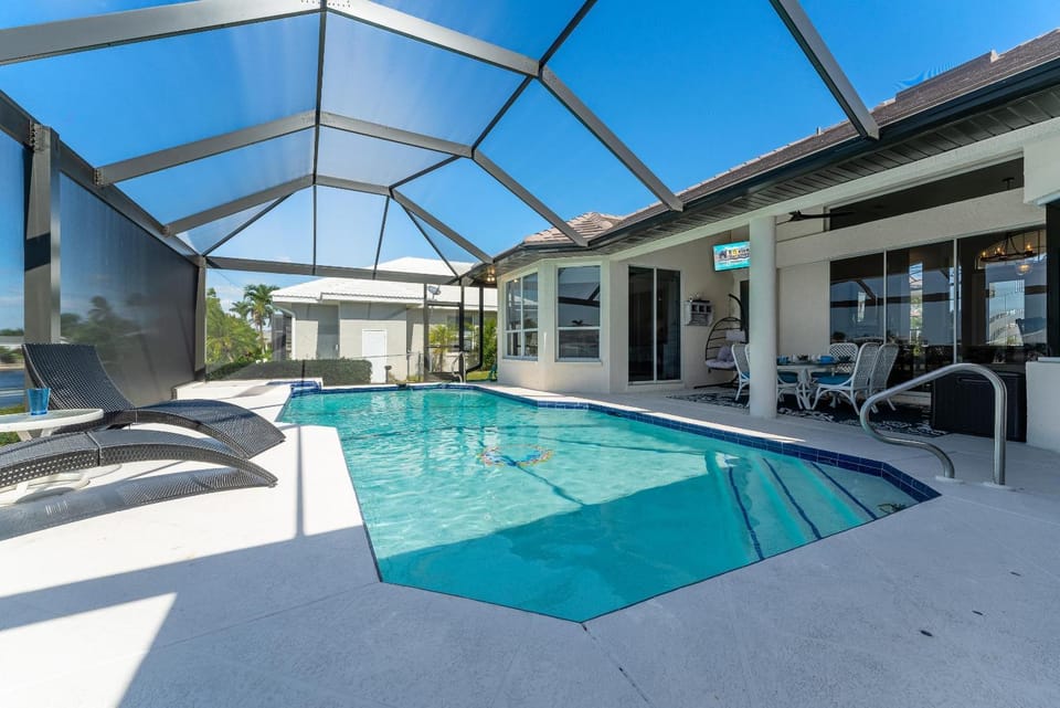 Waterfront, Canal, Heated Pool, Sleeps 8 - Villa I'm Hooked - Roelens Vacations House in Cape Coral