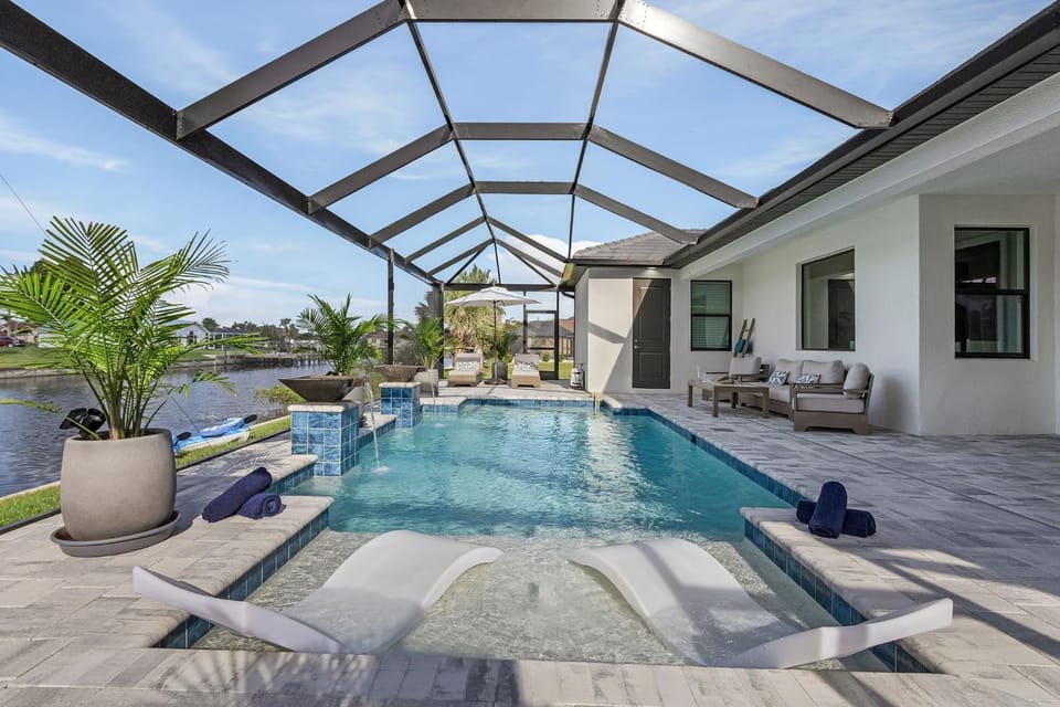 Heated Pool, Kayaks, Brand New Home, Sleeps 6 - Villa Luxuria Blanca House in Cape Coral