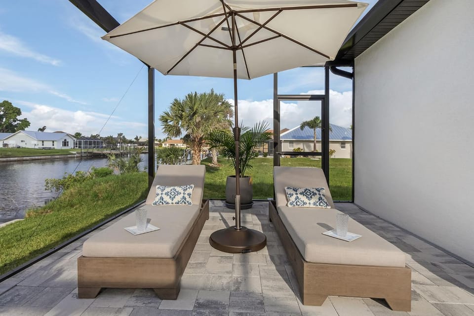 Heated Pool, Kayaks, Brand New Home, Sleeps 6 - Villa Luxuria Blanca House in Cape Coral