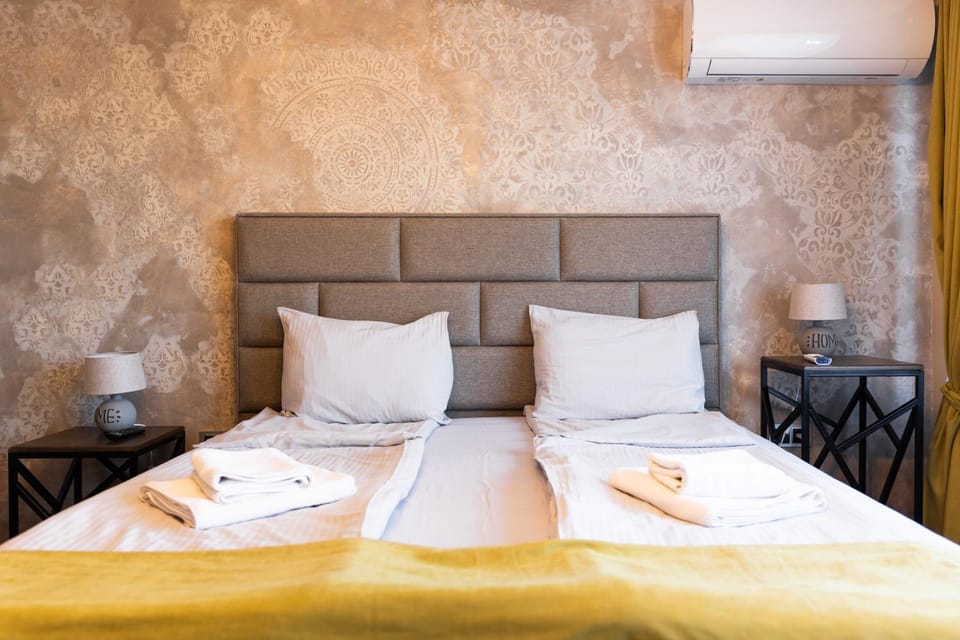 Bed, Bedroom, towels, air conditioner