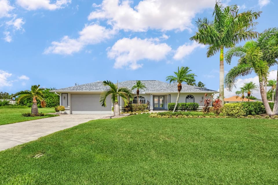 Luxury Villa on Freshwater Lake with Heated Pool Villa Mohave Lake Roelens Vacations House in Cape Coral