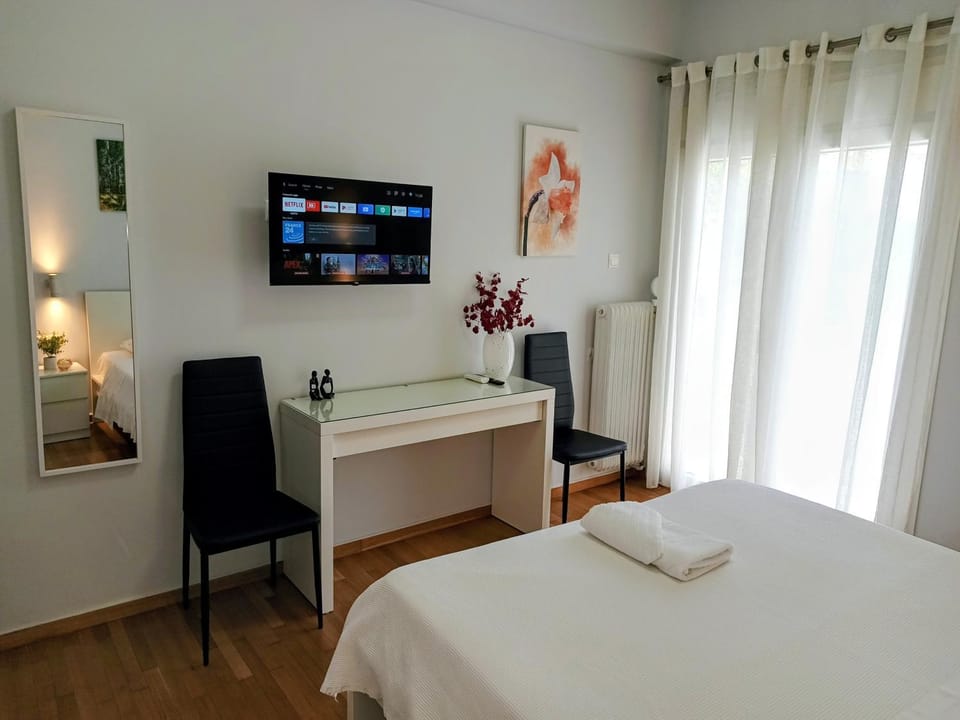 Bed, TV and multimedia, Photo of the whole room, Decorative detail, Decorative detail, Bedroom, Family, Family, towels