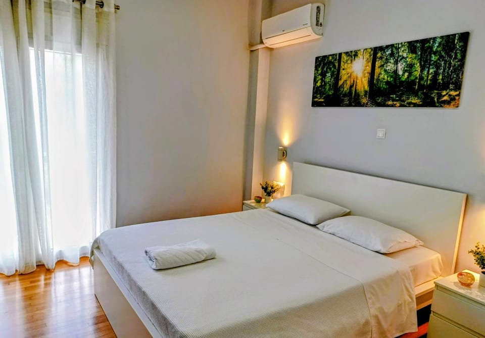 Bed, TV and multimedia, Photo of the whole room, Decorative detail, Decorative detail, Bedroom, Family, Family, towels, air conditioner, air conditioner