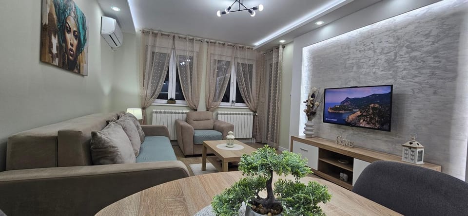 TV and multimedia, Living room, Seating area, Evening entertainment