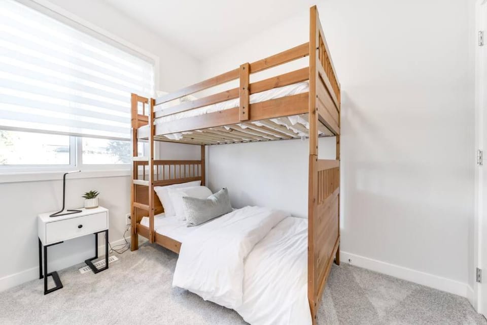 Bed, Photo of the whole room, Bedroom, bunk bed, towels
