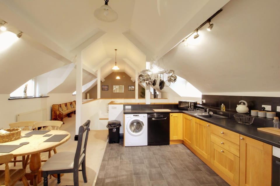 Dining area, kitchen
