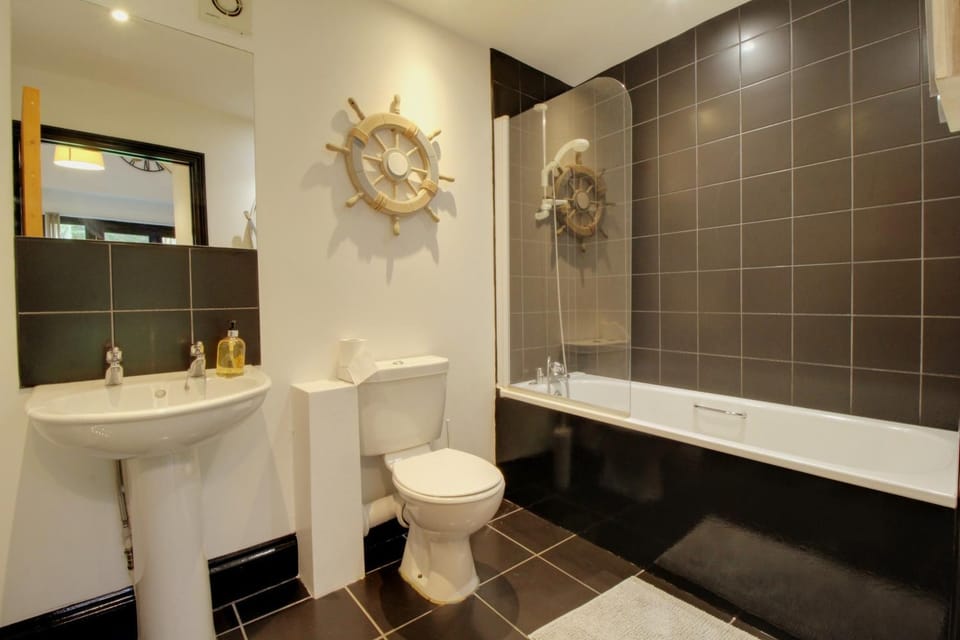 Shower, Toilet, Bathroom, Bath
