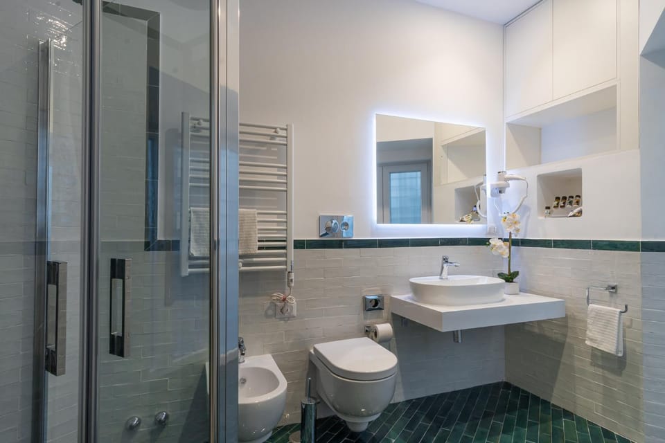 Shower, Toilet, Bathroom, bidet, heating, towels