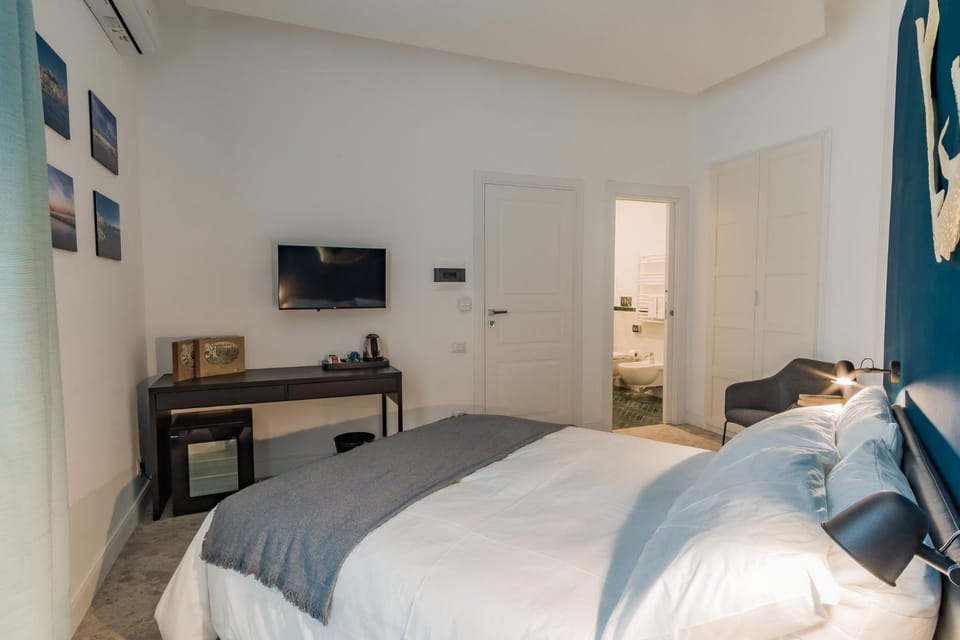 Bed, TV and multimedia, Photo of the whole room, Bedroom, hair dresser