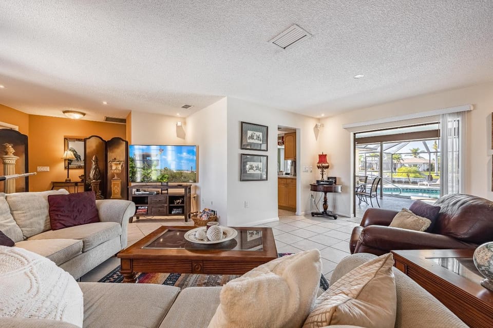 Pool, Sleeps 6 - Villa Paradise House in Cape Coral