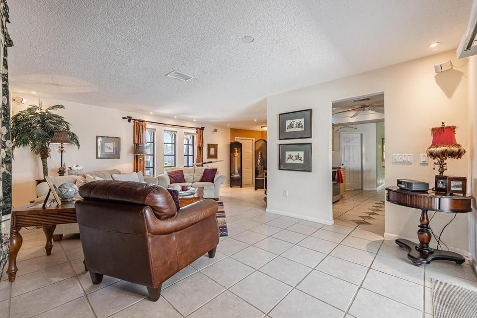 Pool, Sleeps 6 - Villa Paradise House in Cape Coral