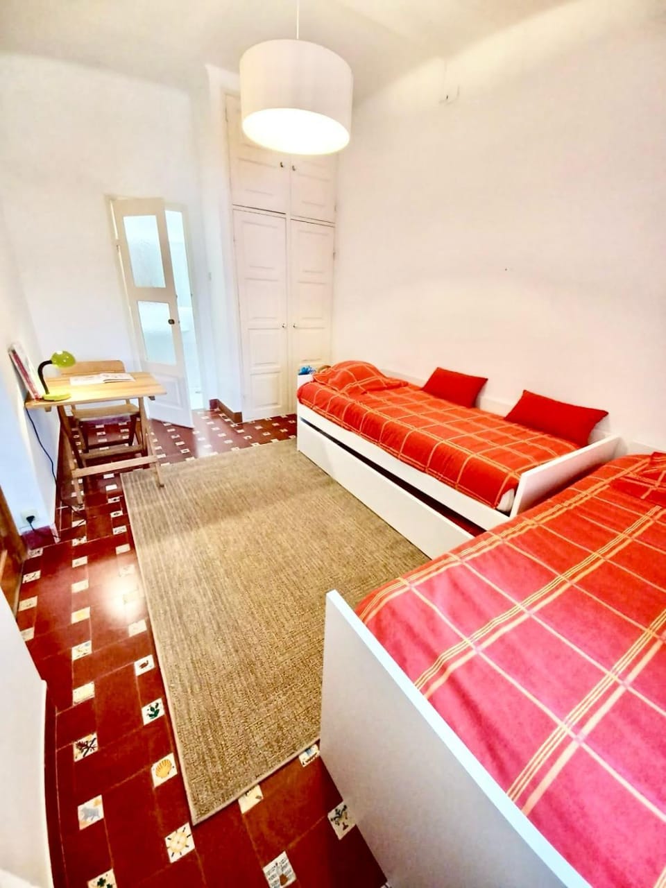 Bed, Seating area, Bedroom