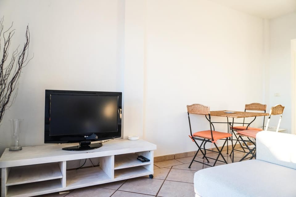 TV and multimedia, Living room, Dining area