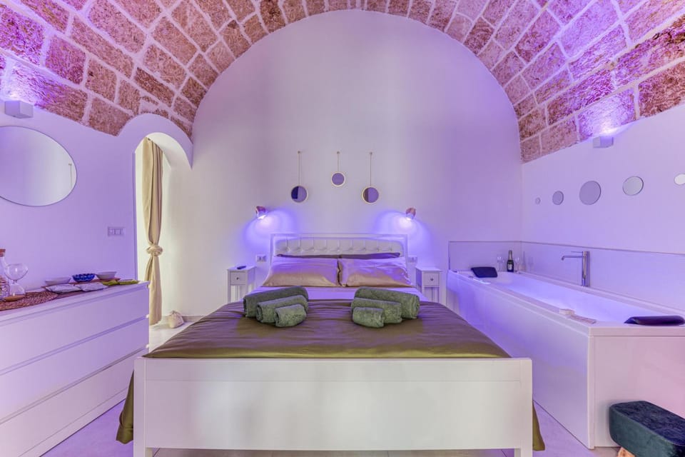 Bed, Hot Tub, Photo of the whole room, Bedroom