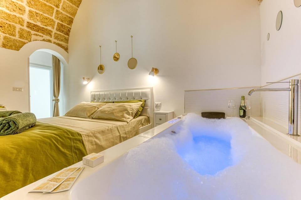 Bed, Hot Tub, Photo of the whole room, Bedroom, towels