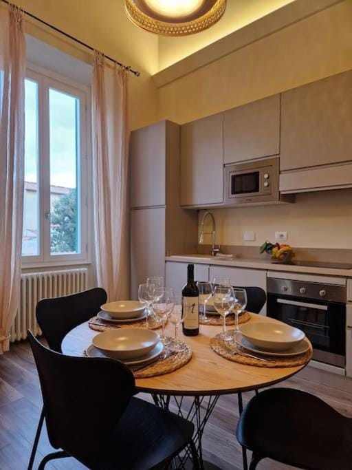 Kitchen or kitchenette, Dining area, minibar, pet friendly