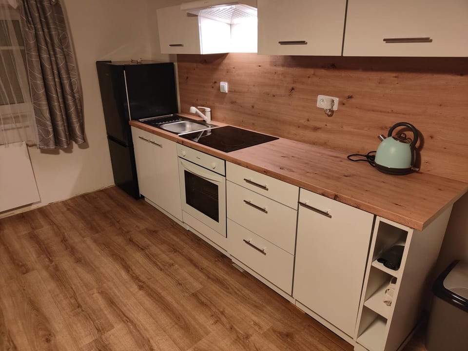 Kitchen or kitchenette, pet friendly, stove