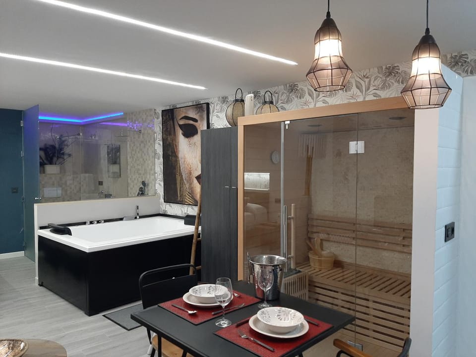 Hot Tub, Sauna