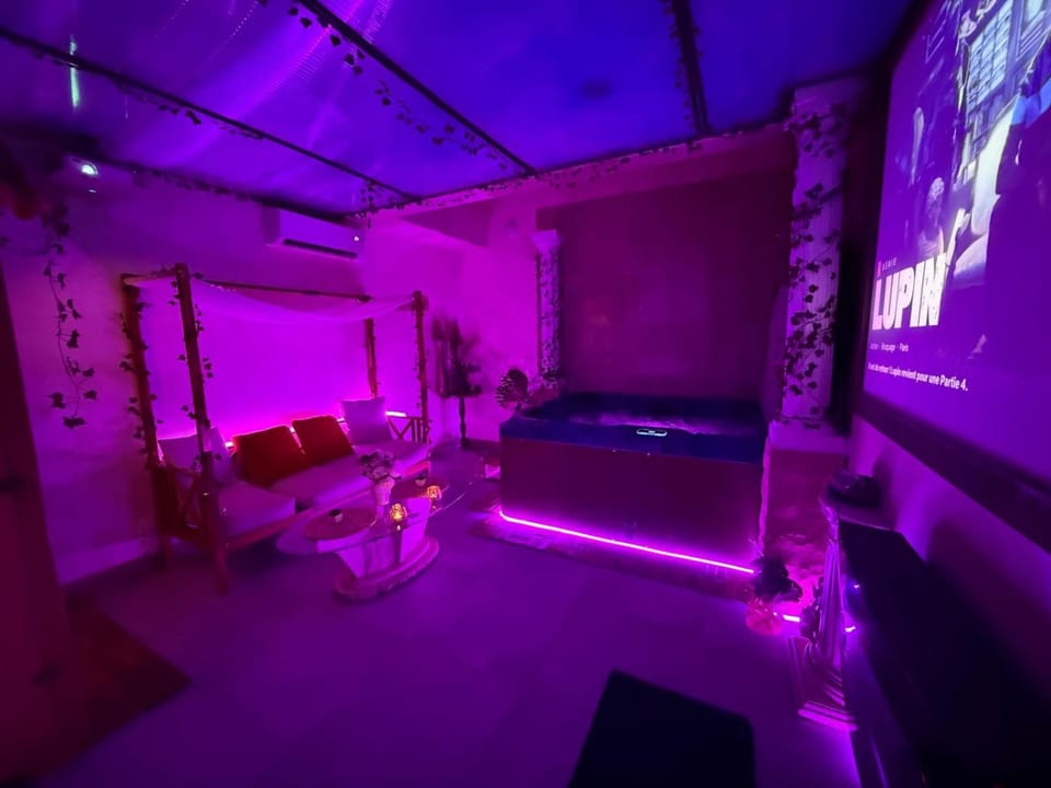 Hot Tub, Living room