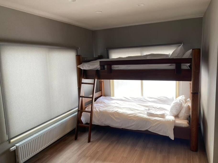 Bedroom, bunk bed